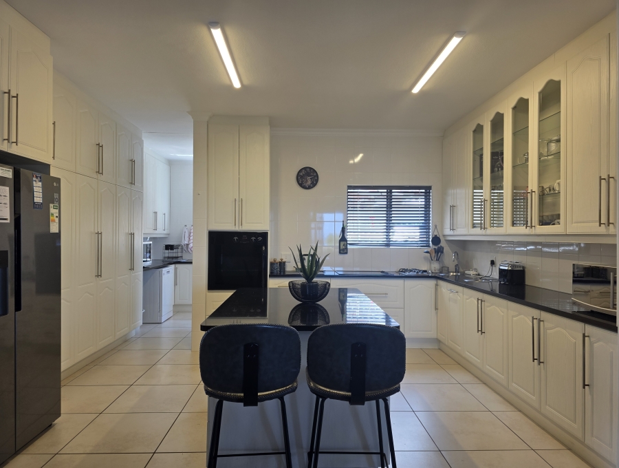 5 Bedroom Property for Sale in Wavecrest Eastern Cape